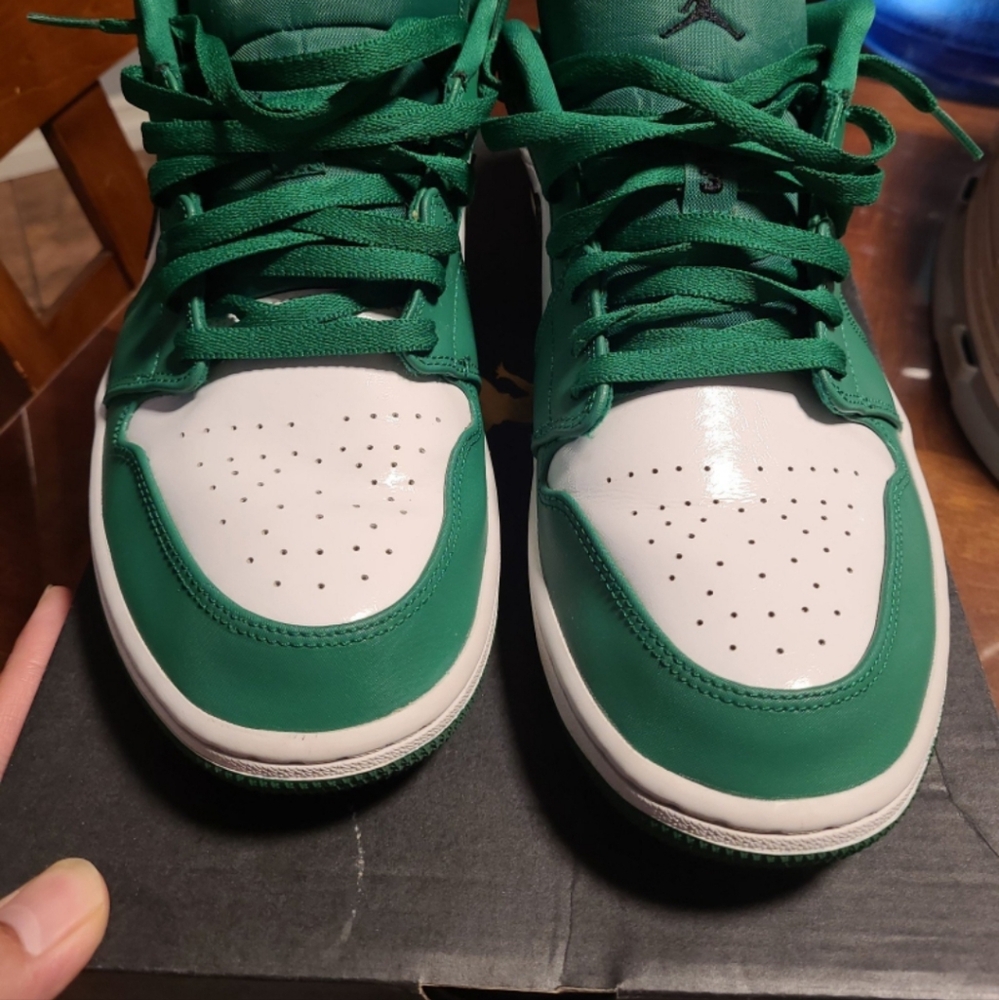 Jordan Athletic Shoes in Green and White - Picture 2 of 7